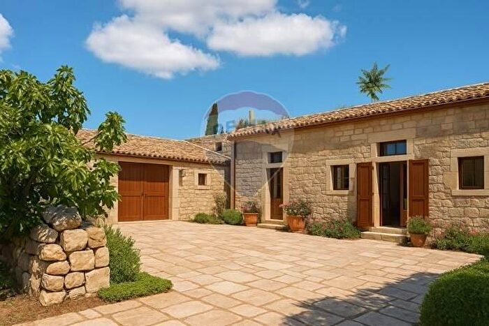 Casa con 10 locali in vendita in Via San Giacomo Snc, Ragusa