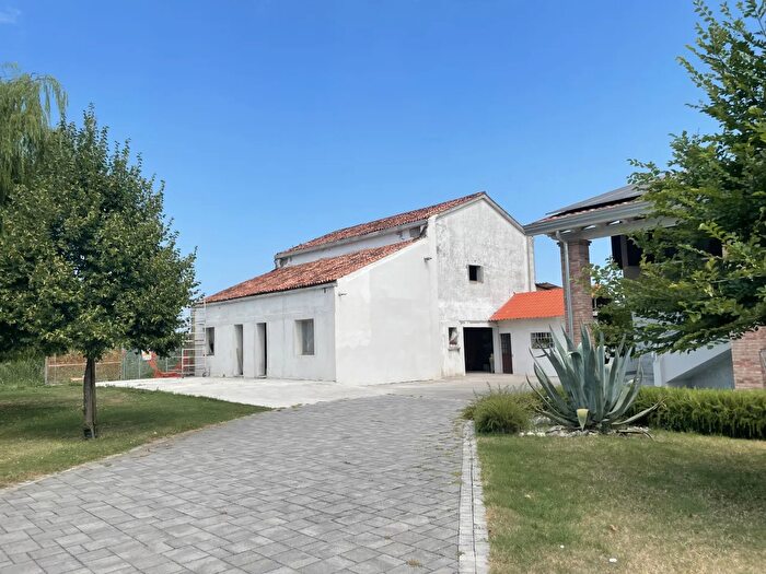 Casa trilocale in vendita in Via Roma, Correzzola