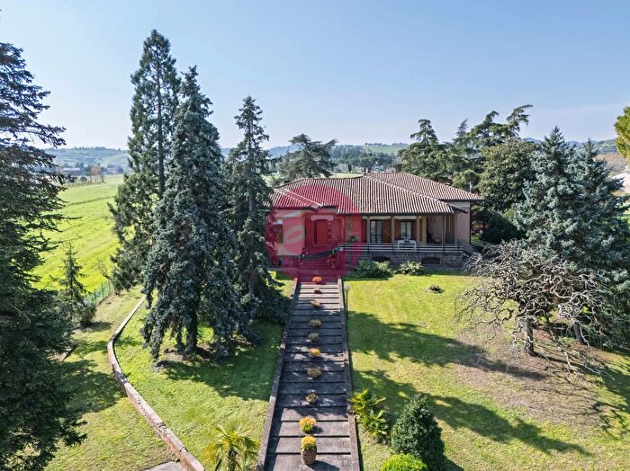 Casa con 7 locali in vendita in Cesena