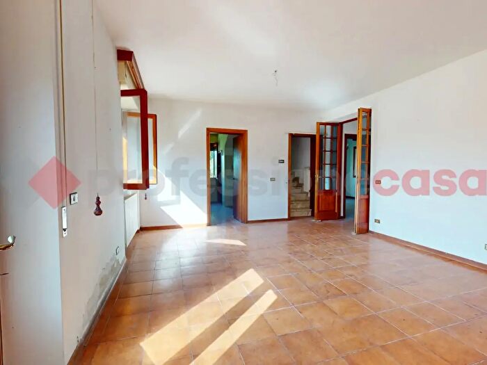Casa con 6 locali in vendita in Viale Cesare Biondi, Barga