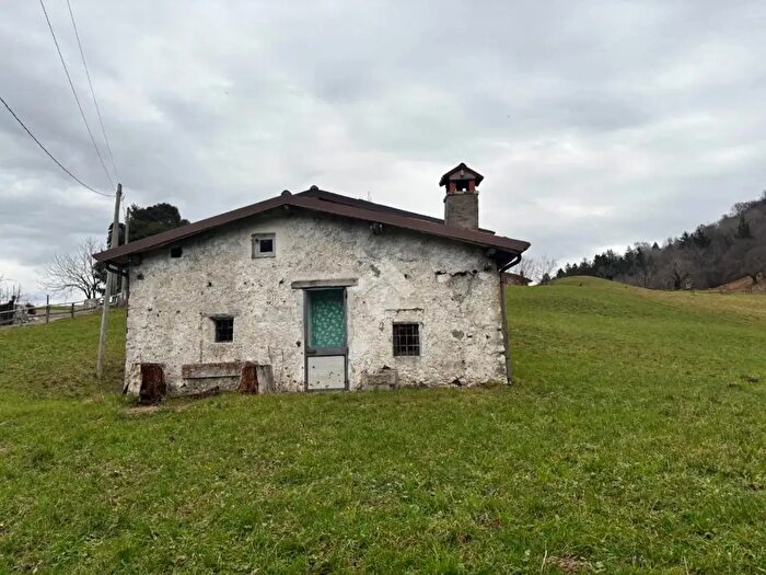 Casa trilocale in vendita in Località Vasso, Tavernola Bergamasca