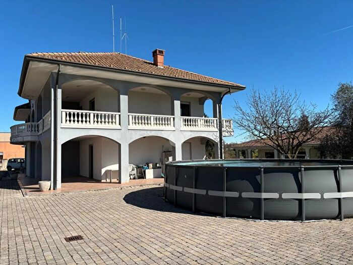 Casa con 10 locali in vendita in Via Agostino Luogo, Divignano