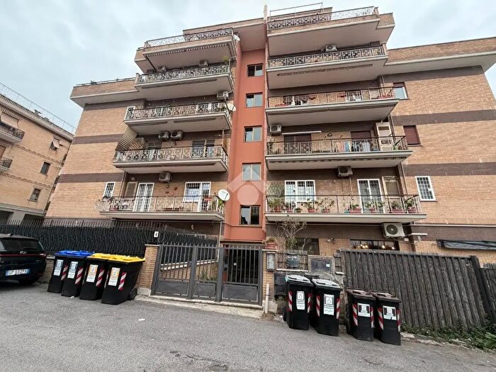 Appartamento trilocale in vendita in Via Abbiategrasso, Roma