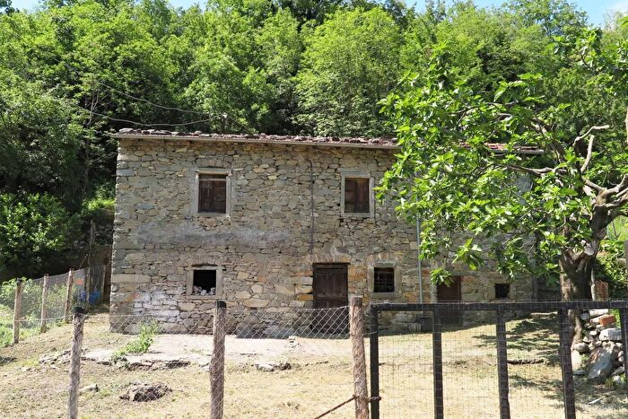 Casa con 8 locali in vendita in Bagnone