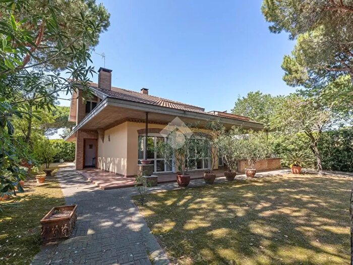 Casa con 11 locali in vendita in Via Isonzo, Cervia