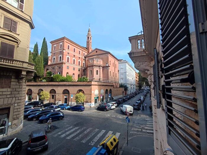 Appartamento trilocale in affitto in Via Angelo Poliziano, Colle Oppio, Roma