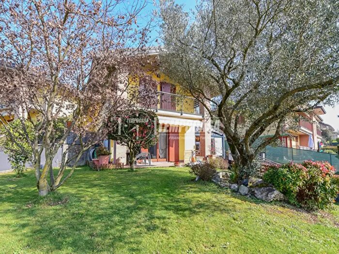 Casa trilocale in vendita in Via Garibaldi, Capiago Intimiano