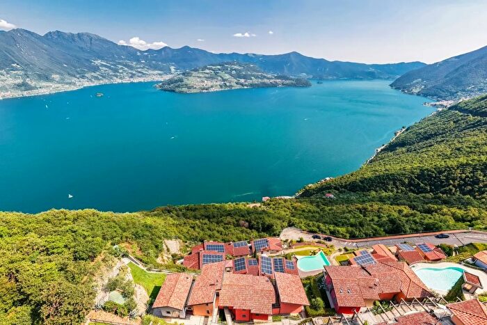 Casa in vendita in Via delle Sirene Parzanica Bg Italia, Parzanica