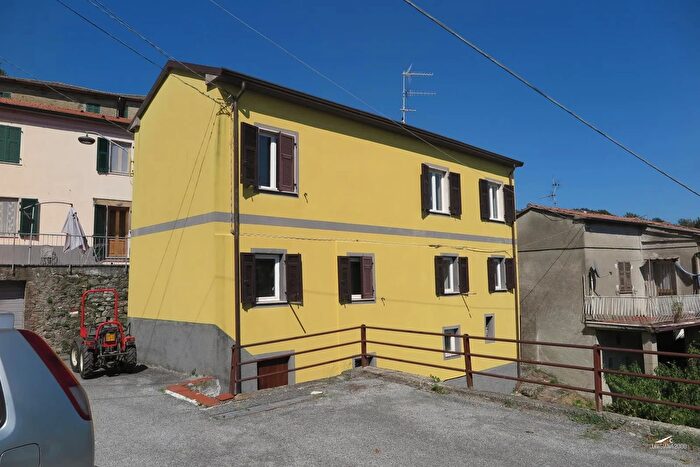 Casa con 5 locali in vendita in Tresana