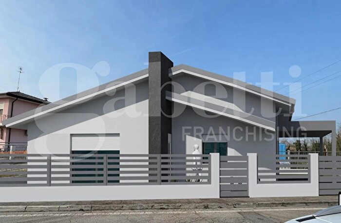 Casa con 6 locali in vendita in Porto Viro