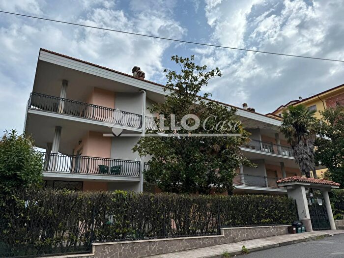 Appartamento con 6 locali in vendita in Via Regina Elena Rogliano, Rogliano