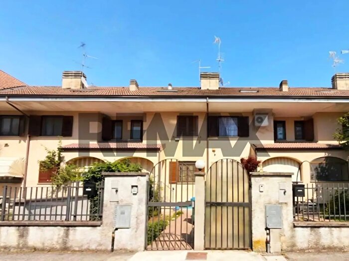 Casa quadrilocale in vendita in Via Roma N, Mediglia