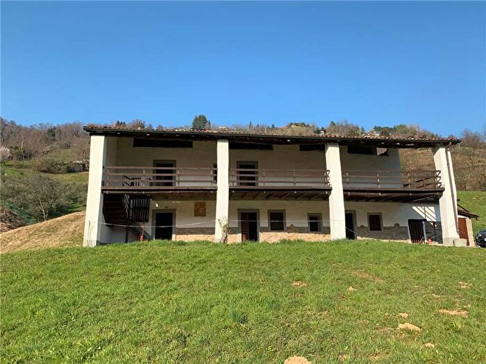 Casa con 7 locali in vendita in Loc Nembra Sotto, Adrara San Martino
