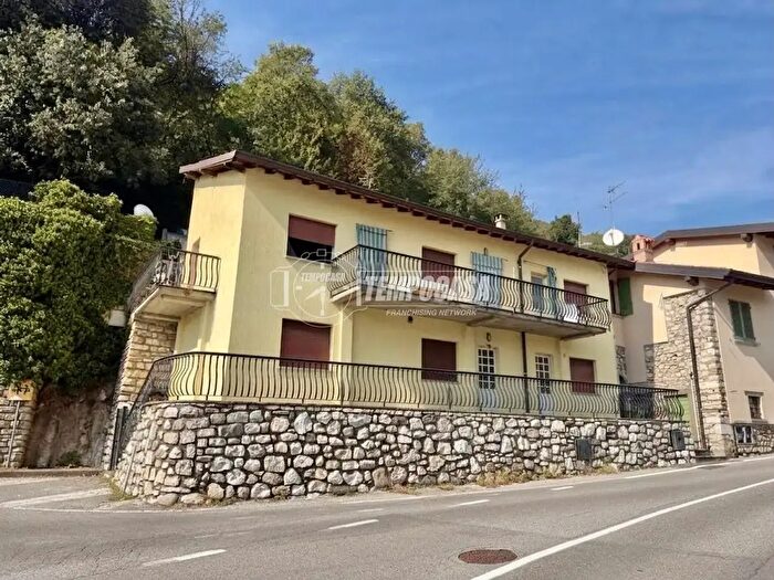 Casa quadrilocale in vendita in Via Vecchi, Adrara San Martino