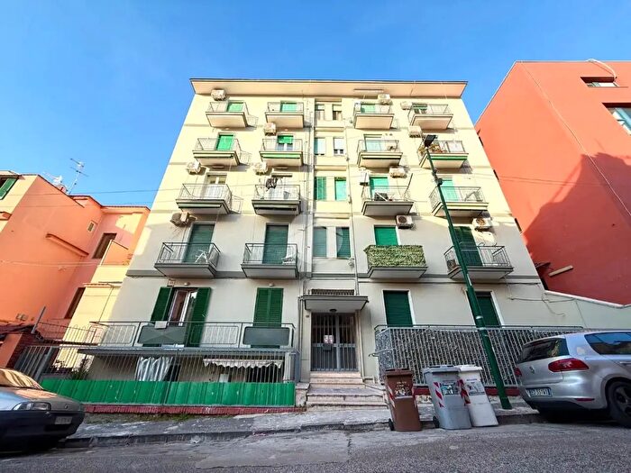 Appartamento trilocale in vendita in Via Cicerone, Napoli