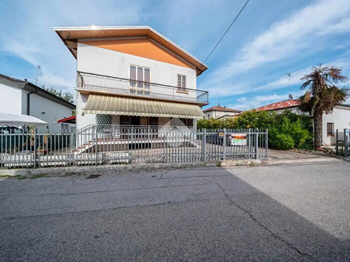 Casa con 6 locali in vendita in Via Massarenti, Suzzara