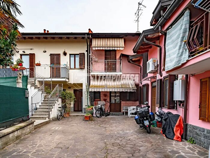 Appartamento quadrilocale in vendita in Vicolo delle Rose, Caronno Pertusella