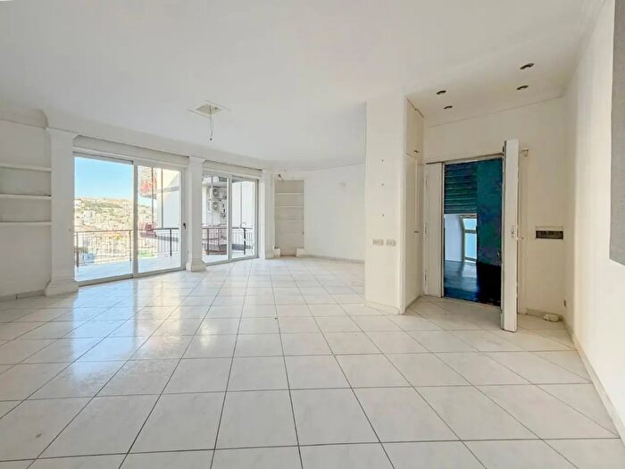Appartamento con 5 locali in vendita in Via Pacuvio, Napoli