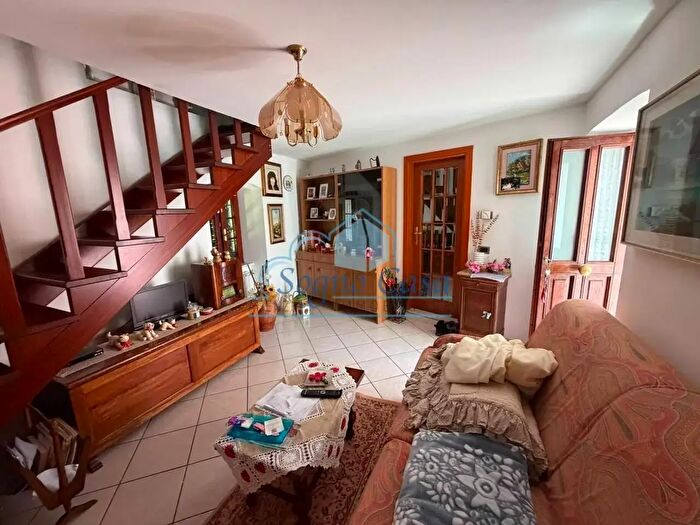 Casa con 6 locali in vendita in Luni