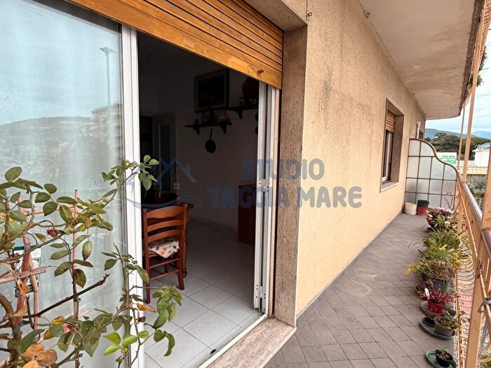Appartamento trilocale in vendita in Via Stazione, Taggia