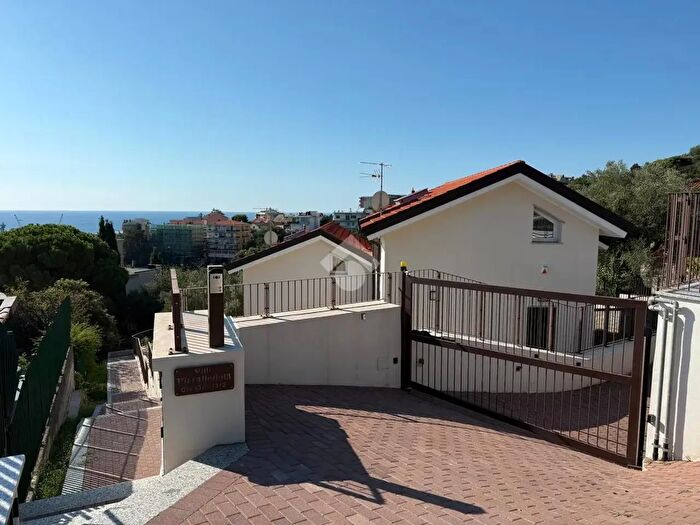 Appartamento con 5 locali in vendita in Via Pittallodola, Albissola Marina