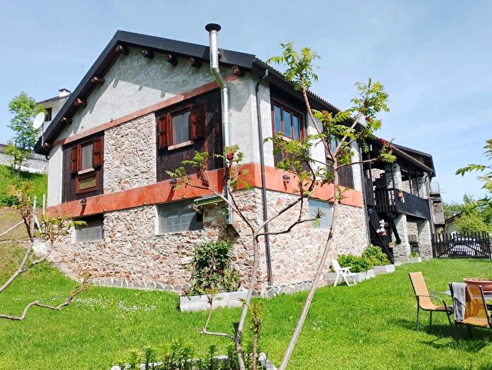 Casa con 6 locali in vendita in Via Serra Roburent, Roburent