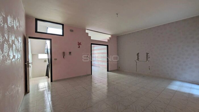 Appartamento con 6 locali in vendita in Via Rizza, Floridia