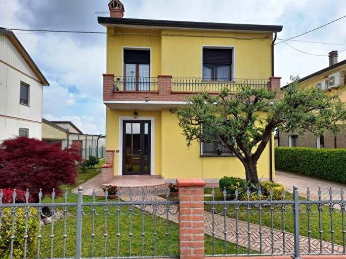 Casa con 5 locali in vendita in Via Casetta, Copparo