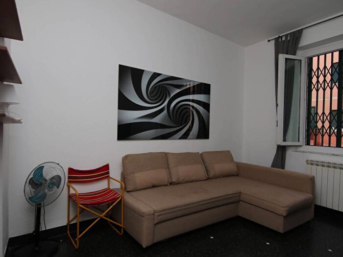 Appartamento trilocale in affitto in Vico Malatti, Molo, Genova