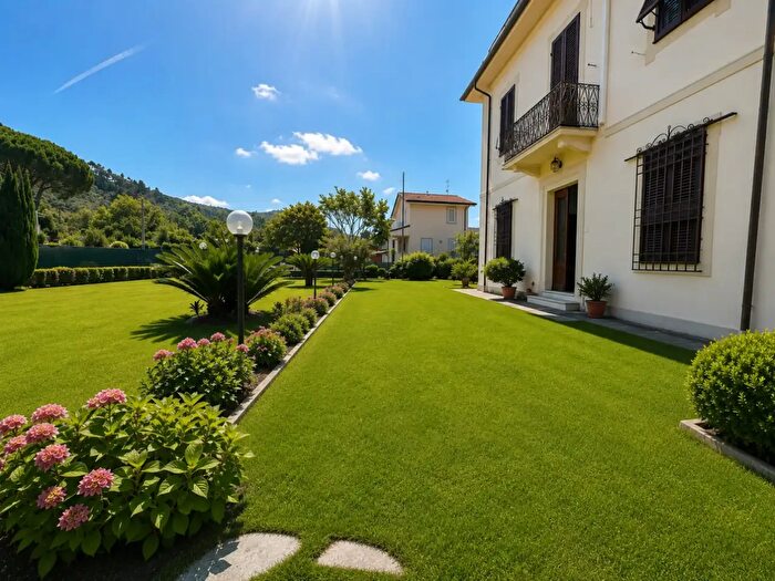 Appartamento con 5 locali in vendita in Ella Vallina, Camaiore