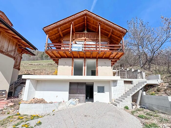 Casa con 8 locali in vendita in Bolentina, Male