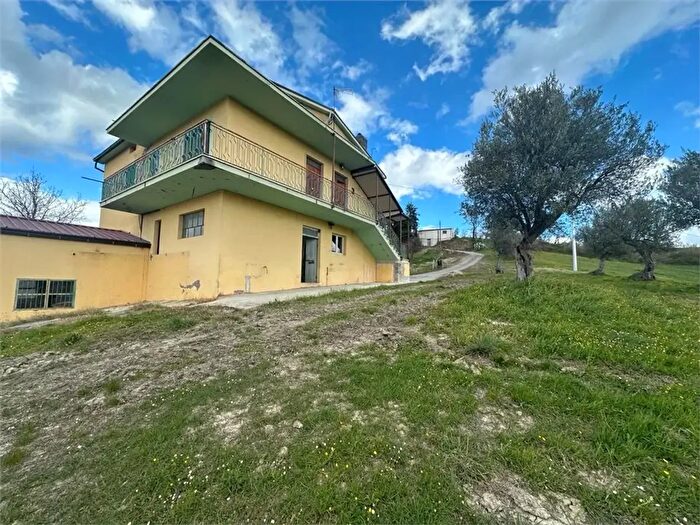 Casa con 6 locali in vendita in Via Provinciale, Basciano