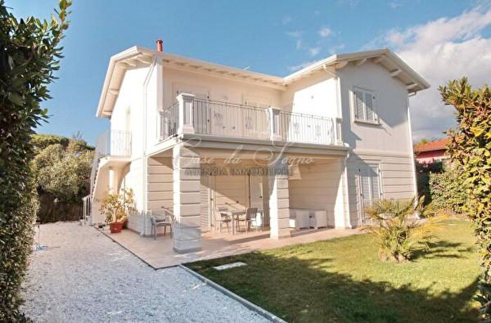 Casa con 6 locali in vendita in Via Lorenzo Viani, Forte Dei Marmi