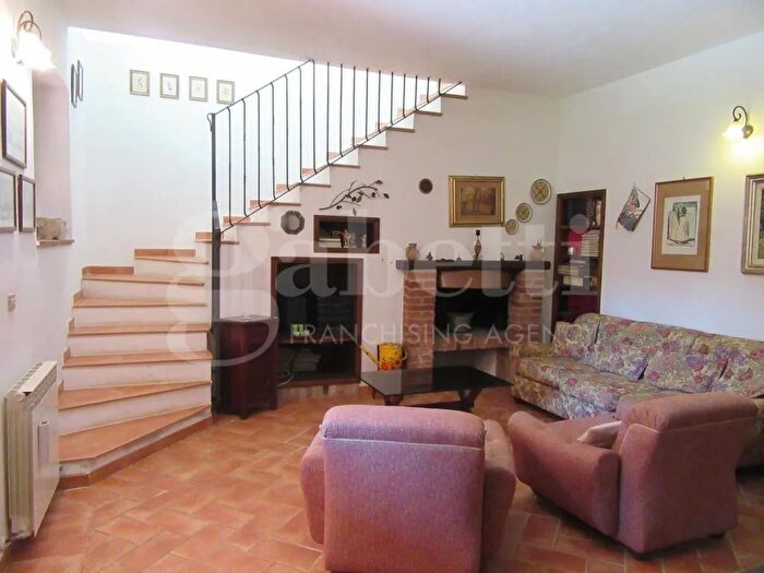 Casa con 8 locali in vendita in Roccastrada