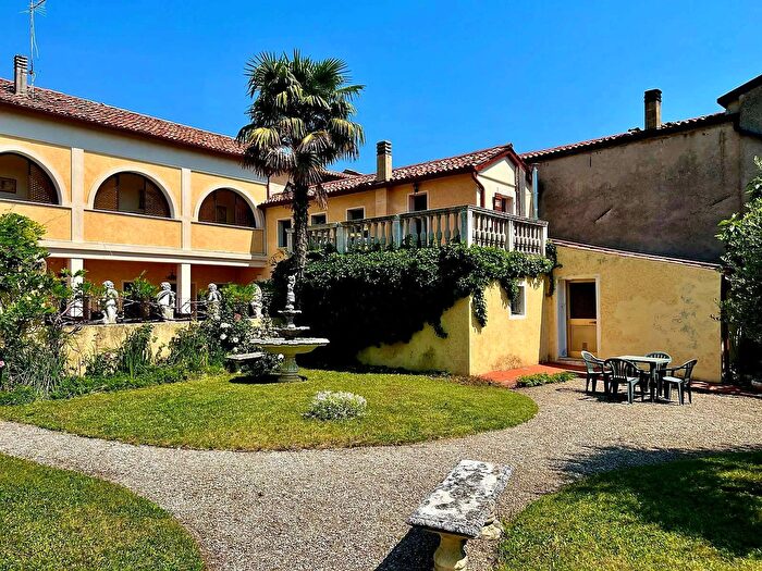 Casa con 10 locali in vendita in Vittorio Veneto