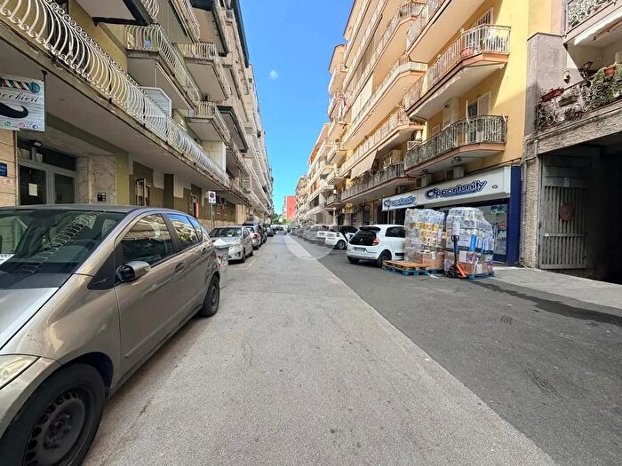 Appartamento con 5 locali in affitto in Via Talete di Mileto, Napoli