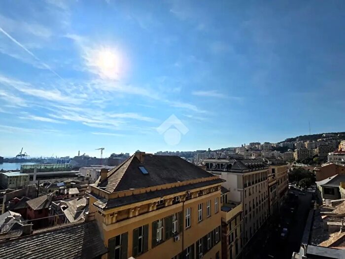 Appartamento con 10 locali in vendita in Via Balbi, Genova