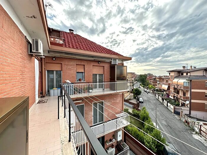 Appartamento trilocale in vendita in Via Cassaro, Roma