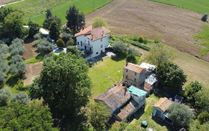 Casa con 6 locali in vendita in Frazione Montale, Arcevia