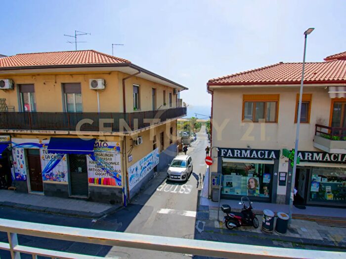 Appartamento trilocale in vendita in Via Tripoli, Aci Castello