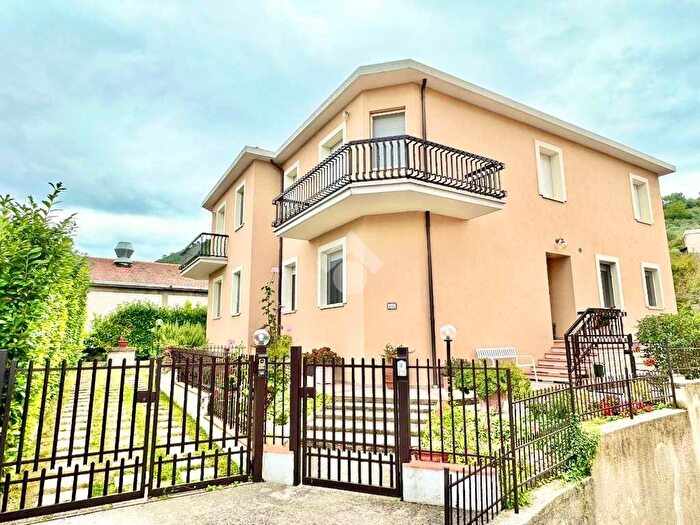 Casa con 5 locali in vendita in Via Curiel, Spoleto