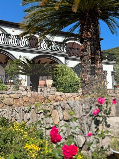 Casa con 10 locali in vendita in Terracina