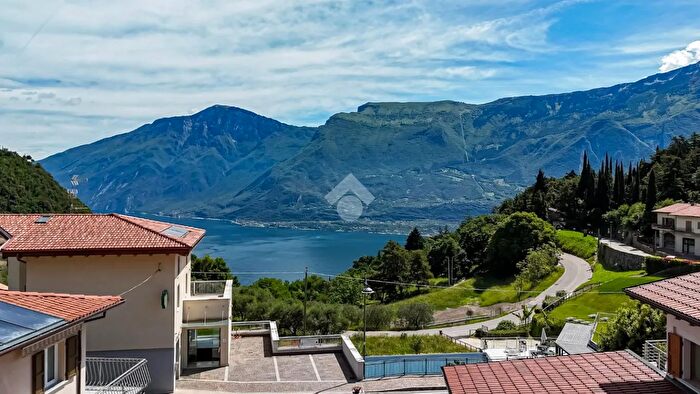 Appartamento trilocale in vendita in Via Vittorio Veneto, Tremosine