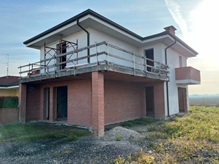 Casa con 5 locali in vendita in Canaro