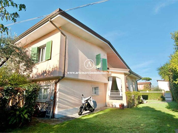 Casa con 6 locali in affitto in via G Viner, Centro, Forte dei Marmi