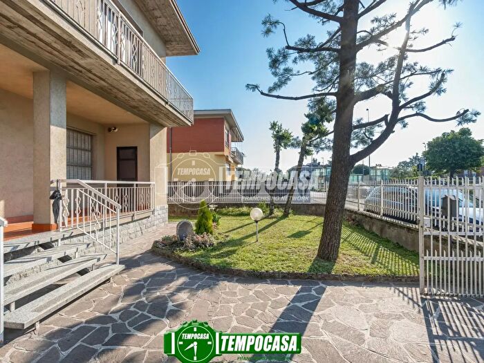 Casa con 8 locali in vendita in Osio Sotto