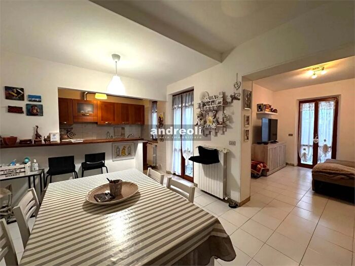 Casa con 7 locali in vendita in Jesi