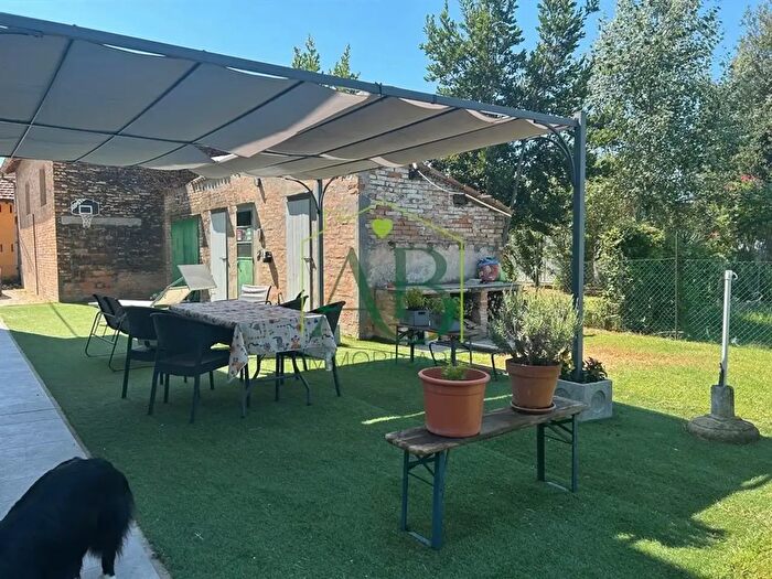Casa con 7 locali in vendita in Russi