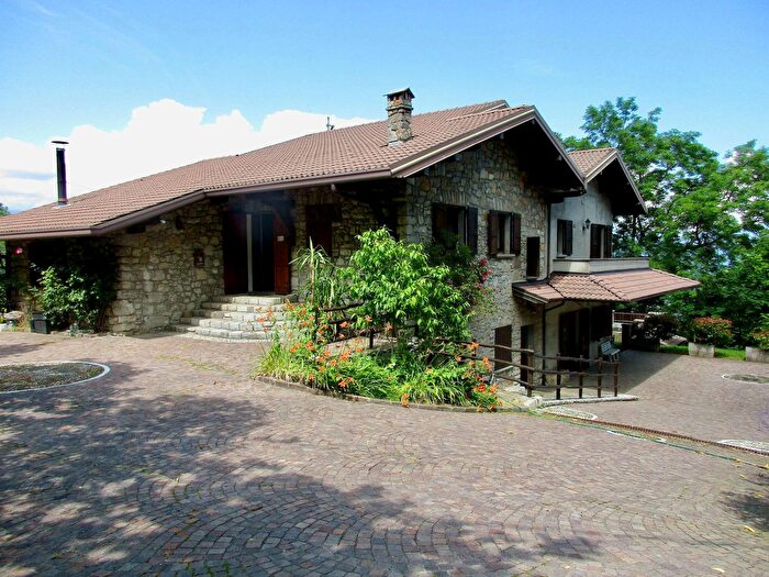 Casa con 6 locali in vendita in Bedulita