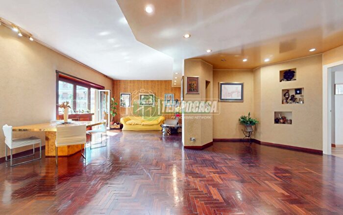 Appartamento con 5 locali in vendita in Via Anastasio II, Roma